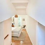 Idyllic Light-filled Alfama Apt, By Timecooler Lizbona