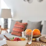 Idyllic Light-filled Alfama Apt, By Timecooler