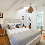 Idyllic Light-filled Alfama Apt, By Timecooler Lizbona