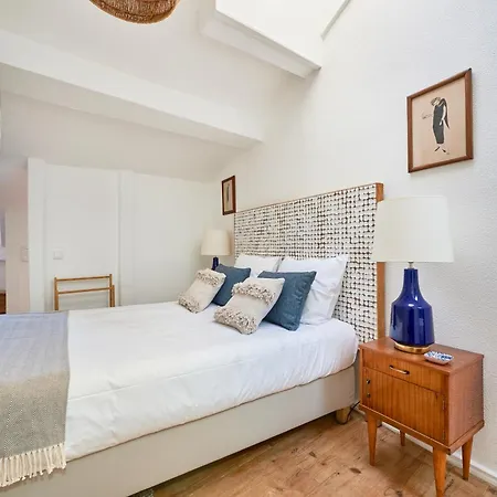 Idyllic Light-filled Alfama Apt, By Timecooler