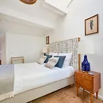 Idyllic Light-filled Alfama Apt, By Timecooler