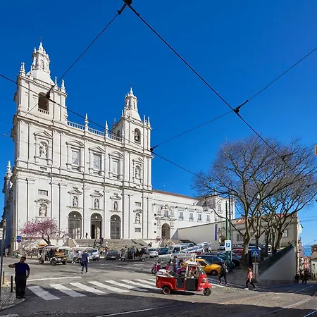 Idyllic Light-filled Alfama Apt, By Timecooler * Lisboa