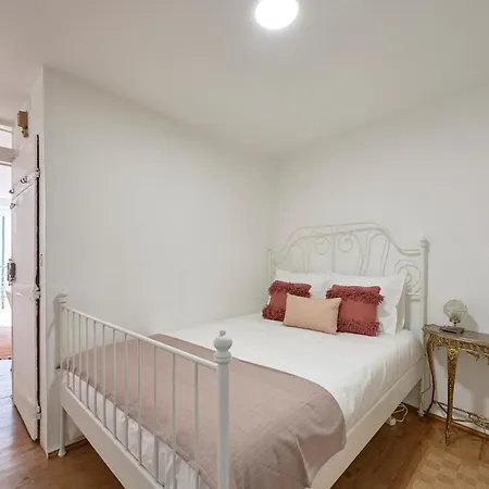 Idyllic Light-filled Alfama Apt, By Timecooler