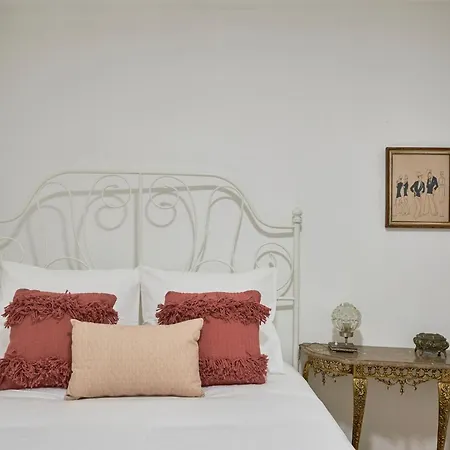 Idyllic Light-filled Alfama Apt, By Timecooler * Lisboa