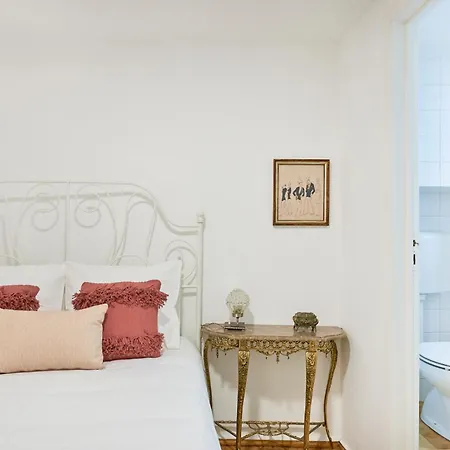 Apartman Idyllic Light-filled Alfama Apt, By Timecooler Lisboa
