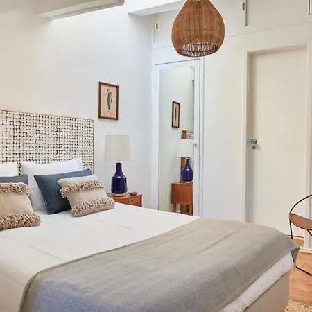 Idyllic Light-filled Alfama Apt, By Timecooler