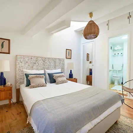 Idyllic Light-filled Alfama Apt, By Timecooler * Lisboa