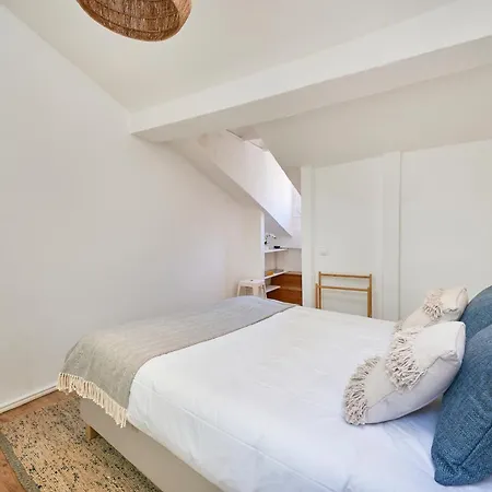 Daire Idyllic Light-filled Alfama Apt, By Timecooler *