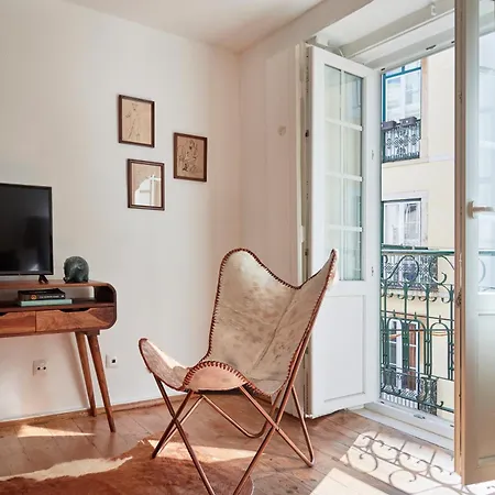 Idyllic Light-filled Alfama Apt, By Timecooler *