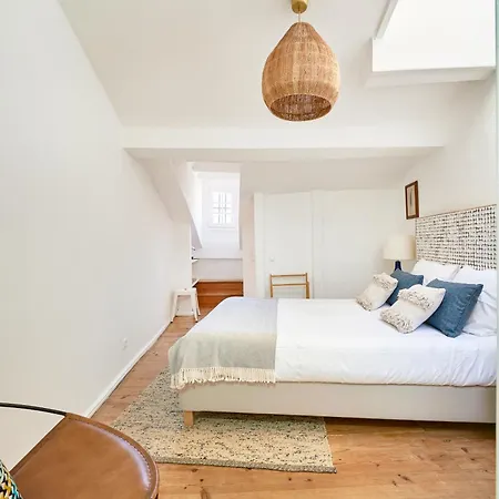 Idyllic Light-filled Alfama Apt, By Timecooler