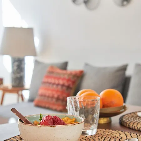 Idyllic Light-filled Alfama Apt, By Timecooler