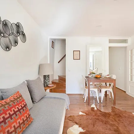 Daire Idyllic Light-filled Alfama Apt, By Timecooler