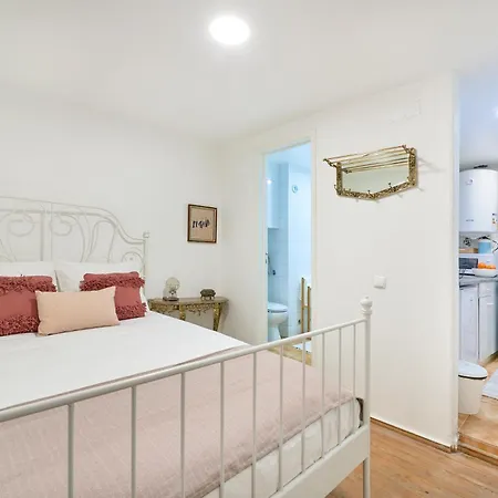 Daire Idyllic Light-filled Alfama Apt, By Timecooler