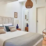 Idyllic Light-filled Alfama Apt, By Timecooler