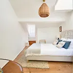 Idyllic Light-filled Alfama Apt, By Timecooler
