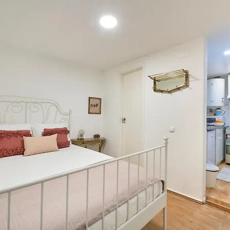 Idyllic Light-filled Alfama Apt, By Timecooler דירה ליסבון
