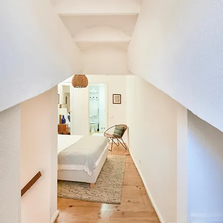 Idyllic Light-filled Alfama Apt, By Timecooler ליסבון