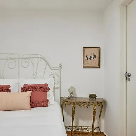 Idyllic Light-filled Alfama Apt, By Timecooler アパート リスボン