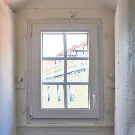 Idyllic Light-filled Alfama Apt, By Timecooler * リスボン