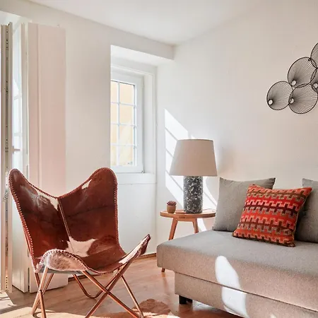 Idyllic Light-filled Alfama Apt, By Timecooler リスボン