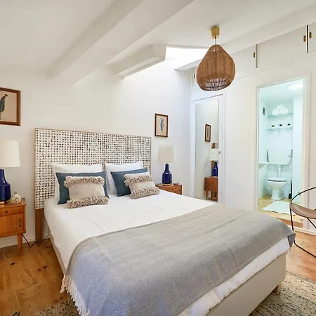 Idyllic Light-filled Alfama Apt, By Timecooler リスボン