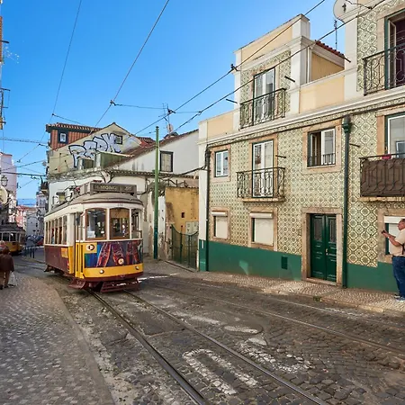 Idyllic Light-filled Alfama Apt, By Timecooler * リスボン